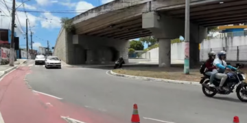 Cratera interdita faixa e afeta trânsito no Viaduto da Urbana