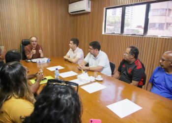 Prefeito de Natal assina termos de permissão dos primeiros quiosques revitalizados da Praia do Meio