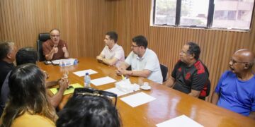 Prefeito de Natal assina termos de permissão dos primeiros quiosques revitalizados da Praia do Meio