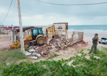 VÍDEO: Prefeitura inicia demolição de estruturas irregulares na Praia da Redinha