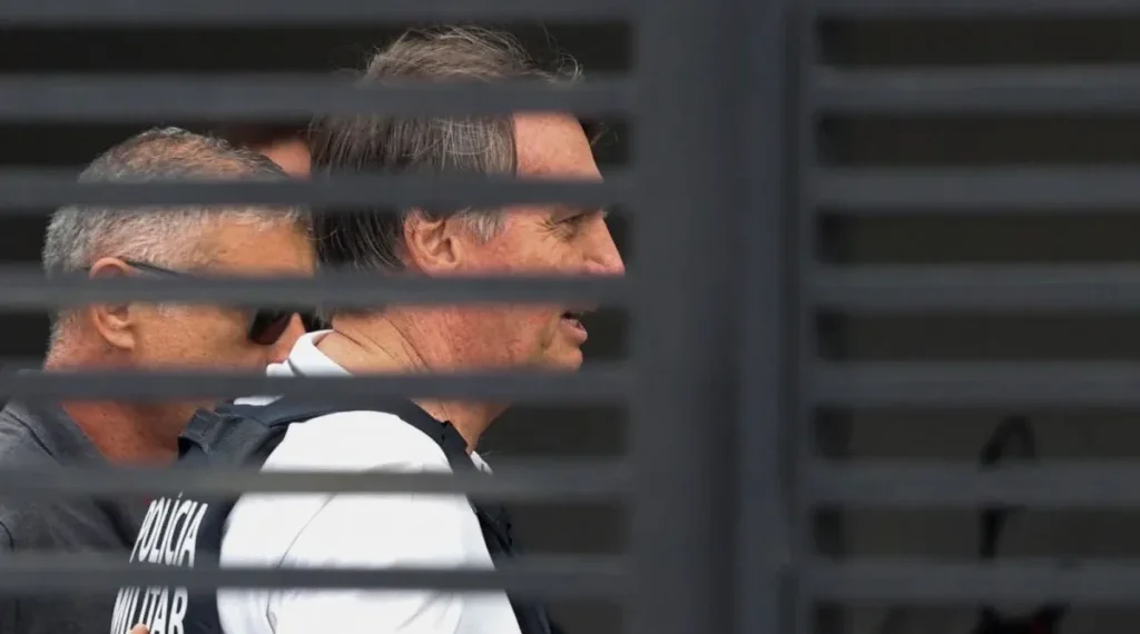 PF faz buscas por armas e munição na casa de Bolsonaro
