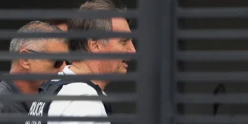 PF faz buscas por armas e munição na casa de Bolsonaro