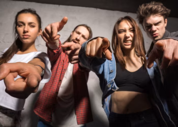 Adolescentes, algoritmos e masculinidade: por que a violência de gênero está ficando mais precoce