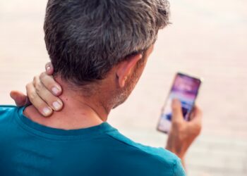 “Text neck”: uso excessivo de telas aumenta dores cervicais