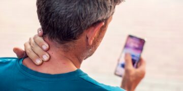 “Text neck”: uso excessivo de telas aumenta dores cervicais