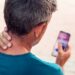 “Text neck”: uso excessivo de telas aumenta dores cervicais