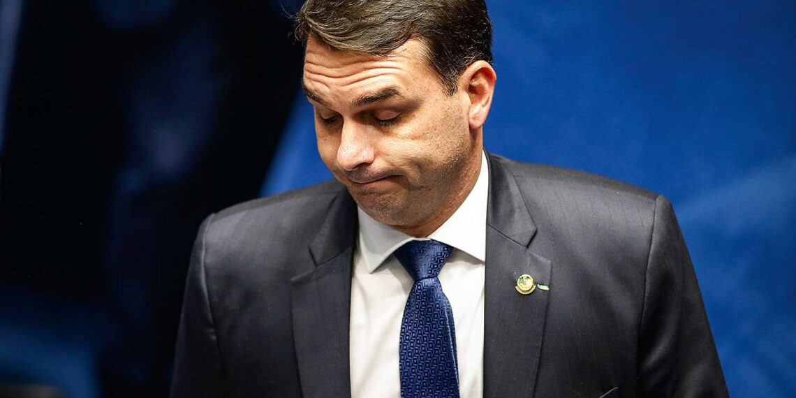 Vergonha internacional: Flávio Bolsonaro dissemina fake news sobre urnas diante de diplomatas