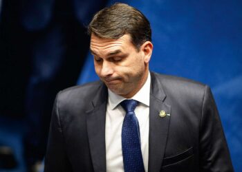 Vergonha internacional: Flávio Bolsonaro dissemina fake news sobre urnas diante de diplomatas