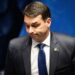 Vergonha internacional: Flávio Bolsonaro dissemina fake news sobre urnas diante de diplomatas
