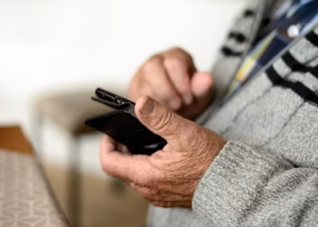 Uso de internet chega a quase 75% dos idosos, e crianças diminuem acesso à rede, diz IBGE