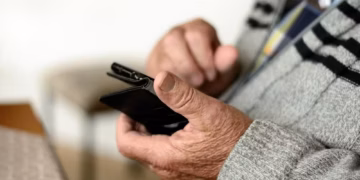 Uso de internet chega a quase 75% dos idosos, e crianças diminuem acesso à rede, diz IBGE