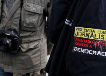 Ataques contra jornalistas preocupam autoridades às vésperas das eleições de 2026