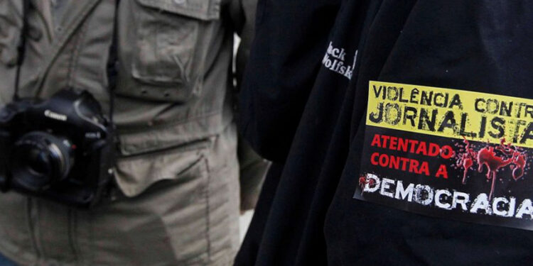 Ataques contra jornalistas preocupam autoridades às vésperas das eleições de 2026