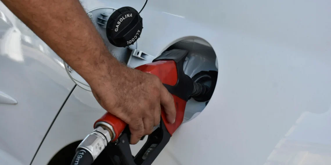 Preço da gasolina registra queda de R$ 0,20 na Refinaria Clara Camarão