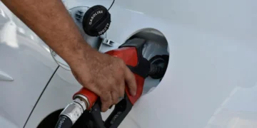 Preço da gasolina registra queda de R$ 0,20 na Refinaria Clara Camarão