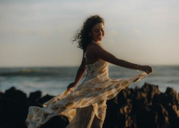 Cantora Dani Cruz realiza circulação do show do seu primeiro álbum “Canto de Sol”