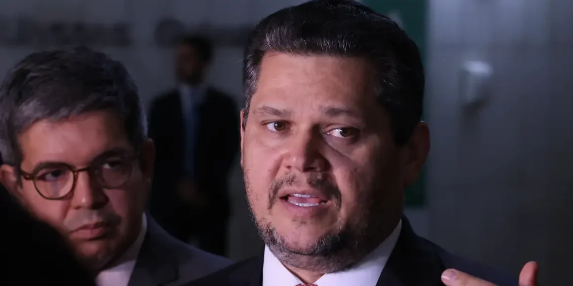 Alcolumbre envia PEC do fim da escala 6×1 para CCJ do Senado