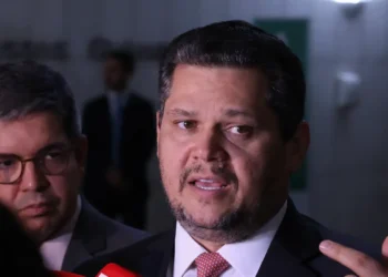 Alcolumbre envia PEC do fim da escala 6×1 para CCJ do Senado