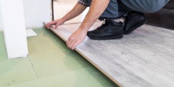 Piso desgastado ou danificado? Saiba quando restaurar e quando chegou a hora de substituir o revestimento