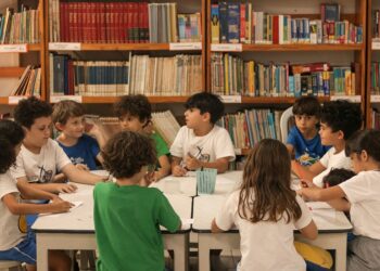 80% das escolas brasileiras já discutem impactos das telas na saúde mental