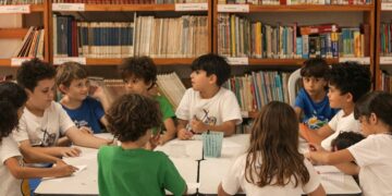 80% das escolas brasileiras já discutem impactos das telas na saúde mental