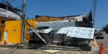 Marquise desaba sobre poste e deixa 54 imóveis sem energia na Zona Norte de Natal