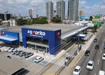 Favorito Supermercados celebra 18 anos com “Fábrica de Sonhos” e lança promoção que leva cliente à Disney