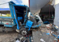 Passageiro morre após caminhão bater em conveniência de posto na Grande Natal