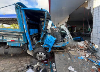 Passageiro morre após caminhão bater em conveniência de posto na Grande Natal