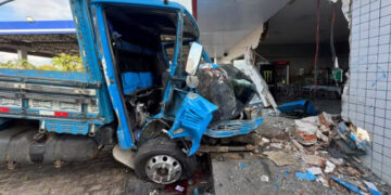 Passageiro morre após caminhão bater em conveniência de posto na Grande Natal