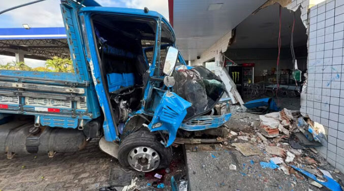 Passageiro morre após caminhão bater em conveniência de posto na Grande Natal