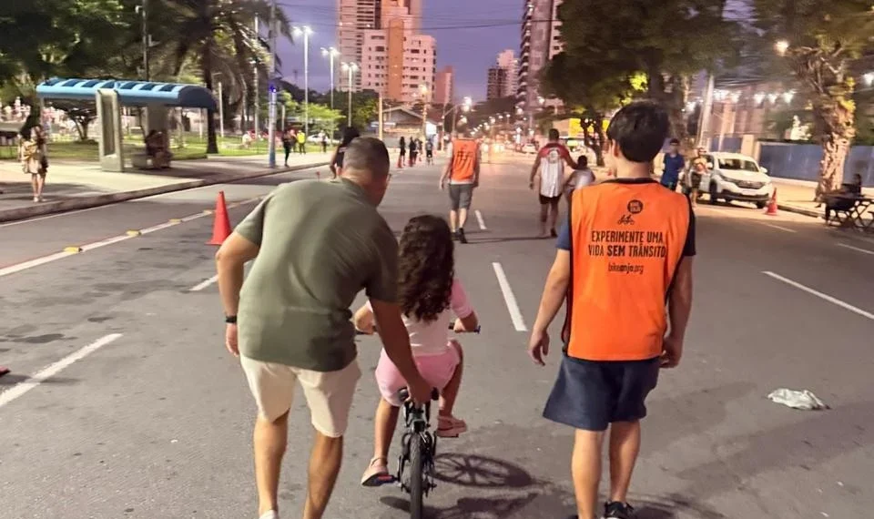 Projeto Bike Anjo ensina crianças e adultos a pedalar em Natal