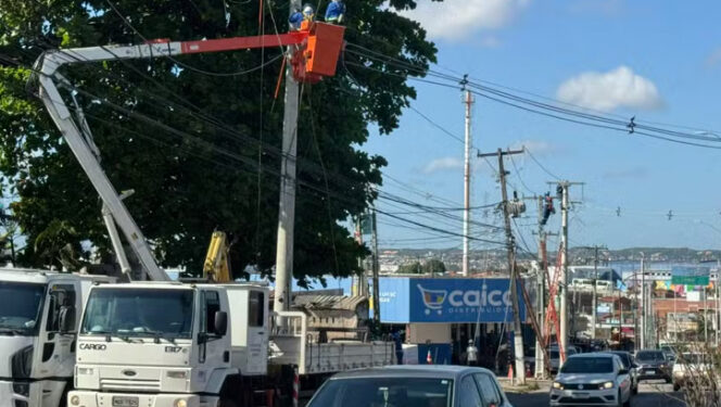 Cosern interdita faixa na Av. João Medeiros Filho e suspende energia em imóveis para serviço em Natal