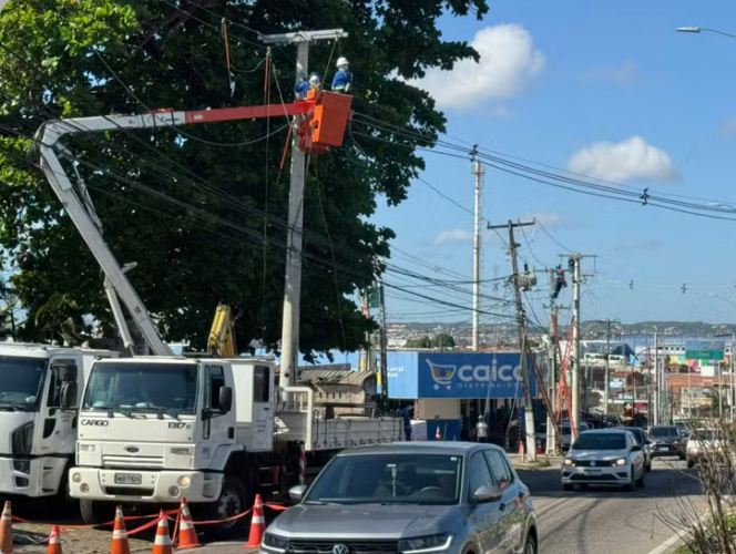 Cosern interdita faixa na Av. João Medeiros Filho e suspende energia em imóveis para serviço em Natal