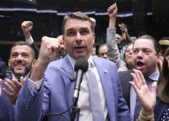 TSE restabelece filiação de Flávio Bolsonaro ao PL
