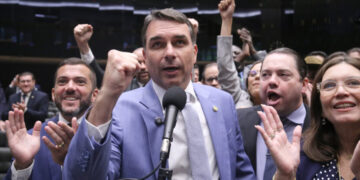 TSE restabelece filiação de Flávio Bolsonaro ao PL