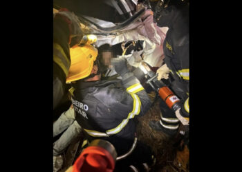 Capotamento na BR-406 deixa uma pessoa morta no RN; bombeiros resgataram dois das ferragens