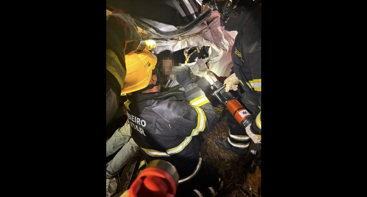 Capotamento na BR-406 deixa uma pessoa morta no RN; bombeiros resgataram dois das ferragens