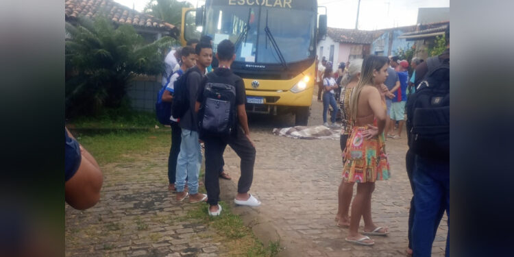 Jovem morre após colisão moto com ônibus em Nísia Floresta