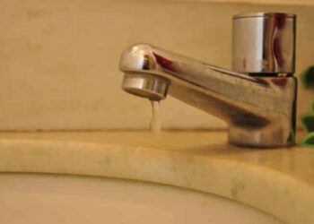 Vazamento em adutora interrompe abastecimento de água em 13 bairros de Mossoró