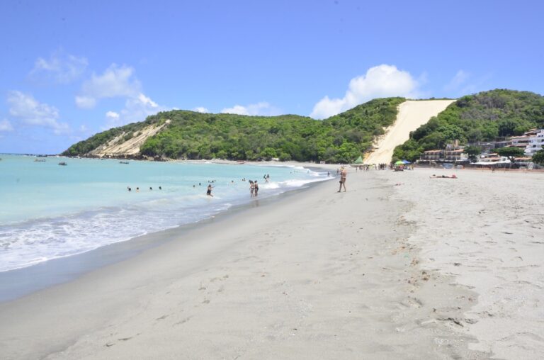Natal vai instalar quadras esportivas na areia de Ponta Negra