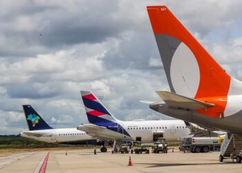 Companhia aérea é condenada a indenizar família em R$ 20 mil após atrasar 14 horas voo para Natal