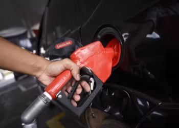 Gasolina com 32% de etanol chega aos postos; veja como proteger seu carro