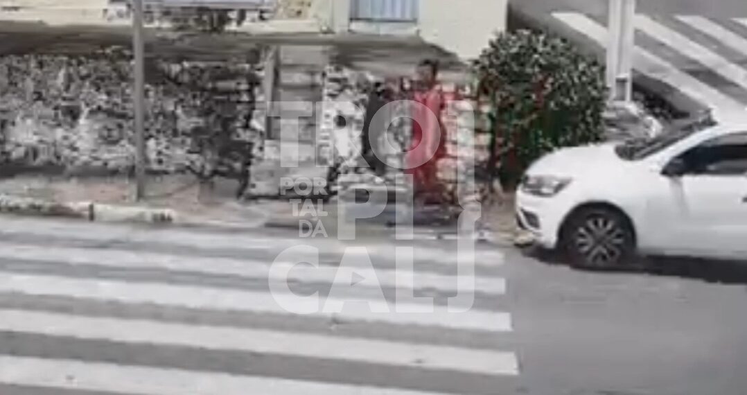 [Vídeo] Na calçada, mulher é atropelada por carro em acidente na zona Oeste de Natal