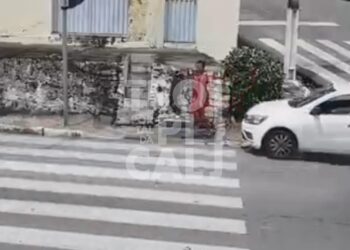 [Vídeo] Na calçada, mulher é atropelada por carro em acidente na zona Oeste de Natal