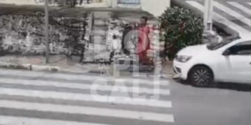 [Vídeo] Na calçada, mulher é atropelada por carro em acidente na zona Oeste de Natal