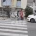 [Vídeo] Na calçada, mulher é atropelada por carro em acidente na zona Oeste de Natal