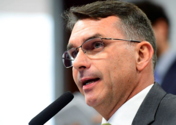 Flávio Bolsonaro é impedido de registrar candidatura à Presidência; senador consta no sistema do TSE como filiado ao partido Missão