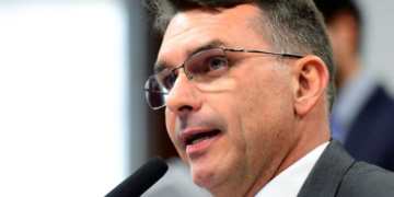 Flávio Bolsonaro é impedido de registrar candidatura à Presidência; senador consta no sistema do TSE como filiado ao partido Missão
