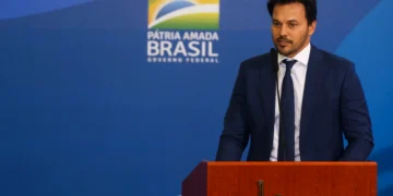 Fake news contra Lula rende bloqueio de contas a Fábio Faria